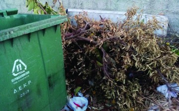 Γεμάτη σκουπίδια και χόρτα  η παιδική χαρά στην Ηλιούπολη