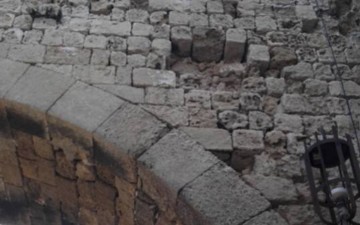 Κατέρρευσαν πέτρες από τα τείχη της Παλιάς Πόλης