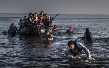 Διάσωση 69 προσφύγων στην Κω - Έσκισαν την λέμβο και έπεσαν στην θάλασσα 