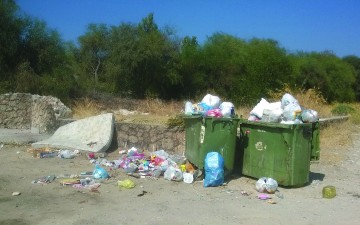Aπαράδεκτη κατάσταση  με τα σκουπίδια στη Λάρδο