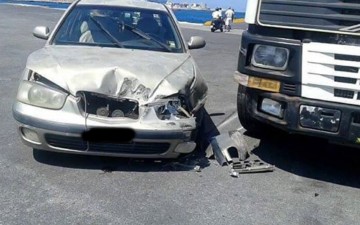 Νταλίκα συγκρούστηκε με Ι.Χ. αυτοκίνητο στο λιμάνι της Ρόδου! (φωτορεπορτάζ)