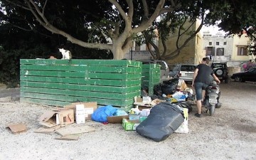 Γεμάτη σκουπίδια η οδός Ιπποτών