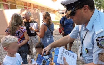 Διανομή ενημερωτικών φυλλαδίων σε σχολεία της Ρόδου από την Ελληνική Αστυνομία
