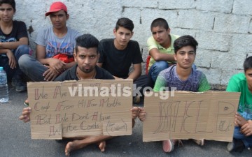 Εξαγριωμένοι οι μετανάστες στην Κω - Έκαψαν στρώματα και κρεβάτια