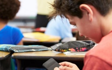 Τέλος τα κινητά  τηλέφωνα από τα σχολεία