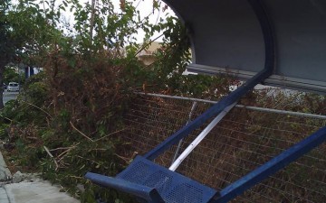 Οι πρώτες… στάλες της βροχής έβγαλαν «νοκ άουτ» στέγαστρο