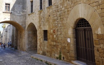 Η οδός Ιπποτών ανοίγει τα κτήριά της και μας περιμένει το Σαββατοκύριακο!