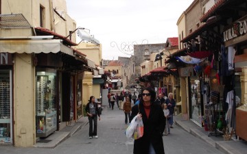 ΣETE: Οι φόροι μείωσαν τα τουριστικά έσοδα