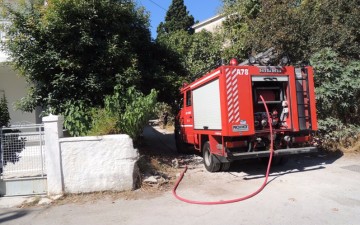 Φωτιά σε ξερά χόρτα πριν απο λίγο στην πόλη της Ρόδου