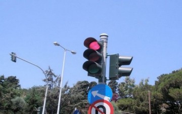 Υπάρχουν φωτεινοί σηματοδότες που χρειάζονται  συντονισμό σε σχέση με τις διαβάσεις πεζών