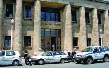 Καταδικάστηκε η τσιγγάνα που δάγκωσε τον λιμενικό
