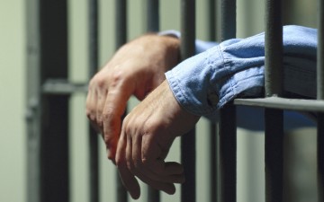 Ένας 16 χρονος  πρόσφυγας  λιώνει  στα κρατητήρια! 