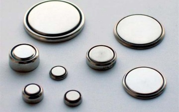 Επικίνδυνες οι μπαταρίες ρολογιών  για τα μικρά παιδιά