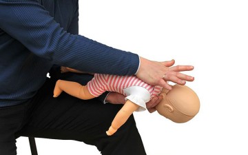 Εκπαιδευτικό πρόγραμμα για πρώτες βοήθειες σε παιδιά και βρέφη στη Ρόδο