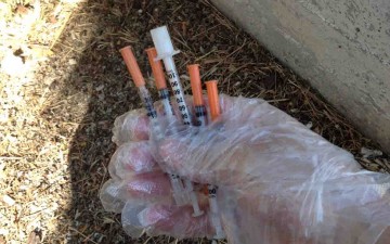 Ρόδος: Οι πολίτες μαζεύουν τις σύριγγες δίπλα  από τα σχολεία