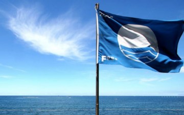 Επέστρεψε στην παραλία Λη των Πευκών η Μπλε Σημαία, έπειτα από προσπάθειες του MyPefkos