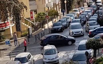 «Παρέλυσε» η κυκλοφορία στο κέντρο της Ρόδου από σταθμευμένο όχημα