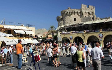 Αυτές είναι οι αιτίες για τη μείωση των τουριστικών εσόδων