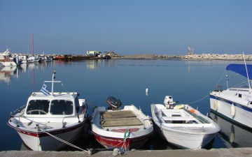 Μικρές παρεμβάσεις στο λιμανάκι των Φανών