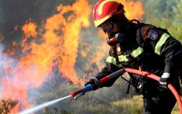 Γέμισε με καπνούς το νησί της Ρόδου από την πυρκαγιά στο Μαρμαρίς