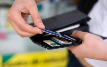 Οι ιδιωτικές καταθέσεις μειώνονται διότι  οι πολίτες χρησιμοποιούν την πιστωτική κάρτα