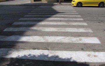 Μάχη έδωσε 80χρονη  για να διασχίσει   μια διάβαση πεζών