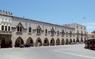 Στη Σύρο μεταφέρονται  οι οικονομικές υπηρεσίες