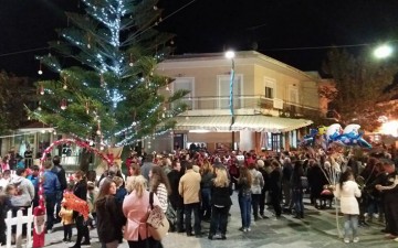 Φωταγωγήθηκε  το Χριστουγεννιάτικο δέντρο στις Καλυθιές