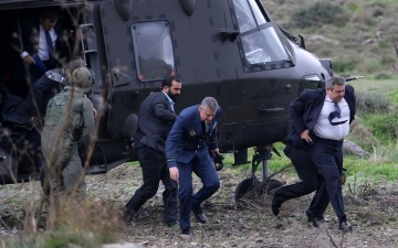 Βάλτε τους βουλευτές στα ελικόπτερα και φέρτε τους στα νησιά μας