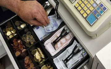 Συνελήφθη 29χρονος που έκλεψε χρήματα από ταμειακή μηχανή καταστήματος