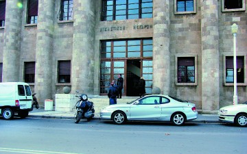 Ξανά στο εδώλιο μητέρα και  πατριός για το βιασμό κοριτσιού