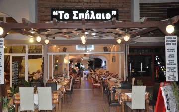 Ζωντανή μουσική  στην κοσμική ταβέρνα  Το Σπήλαιο