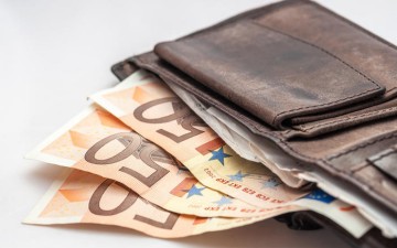 Συνελήφθη 42χρονη που αφαίρεσε χρήματα από πορτοφόλι 25χρονης