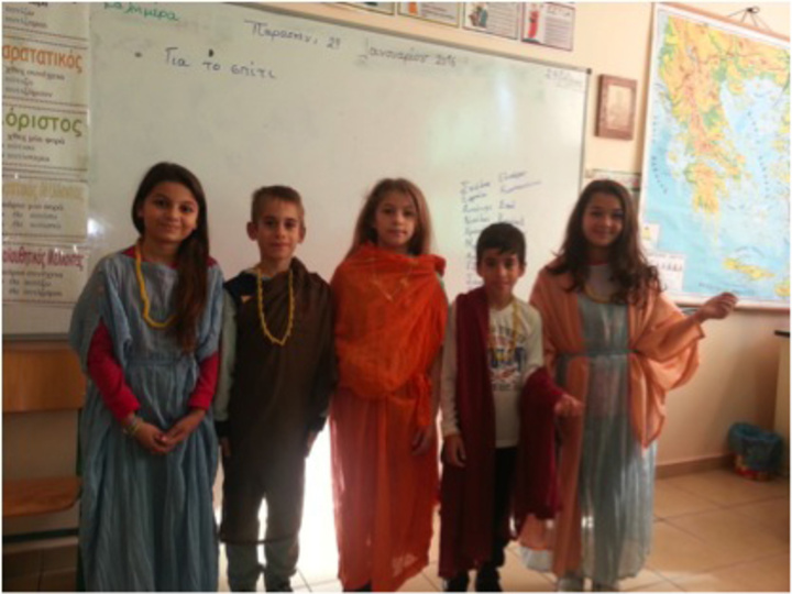 Οι μαθητές/τριες του Γ 2 τμήματος ντυμένοι με ενδύματα της Αρχαίας εποχής. 