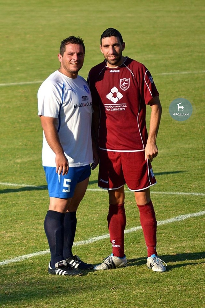 Ο Μιχάλης Μανέττας (δεξιά) έκανε το 1-0 στην Αρχίπολη  