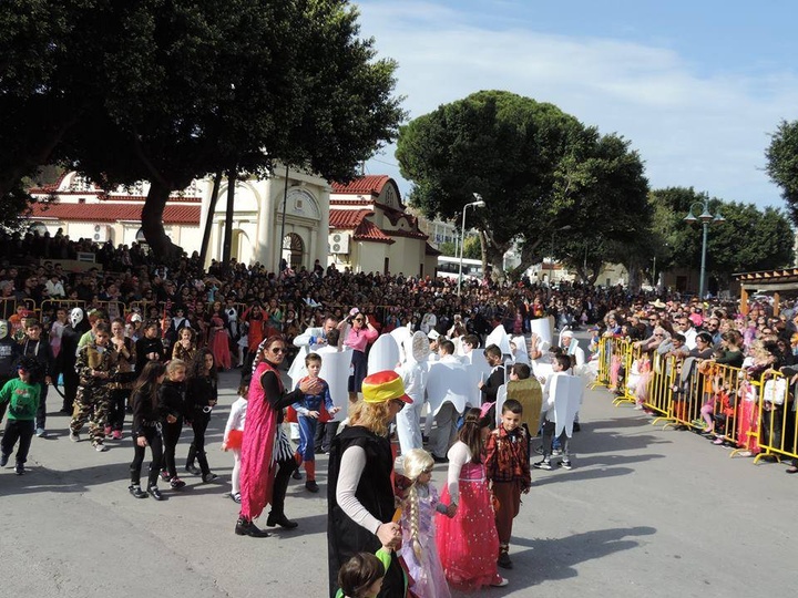 Εκατοντάδες  κόσμου στο καρναβάλι των Αφάντου