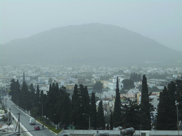 Πνιγμένος  στη σκόνη ήταν χθες  και ο  Αρχάγγελος από νωρίς το πρωί μέχρι και αργά το μεσημέρι
