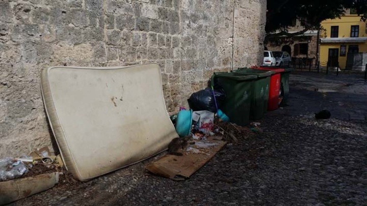 Σκουπίδια, στρώματα και ότι άλλο μπορεί κάποιος να φανταστεί βρίσκονται πεταμένα  στην οδό Αρίωνος στην Παλιά Πόλη