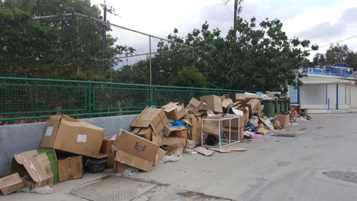 Γεμάτη κούτες και σκουπίδια η οδός Φερενίκης
