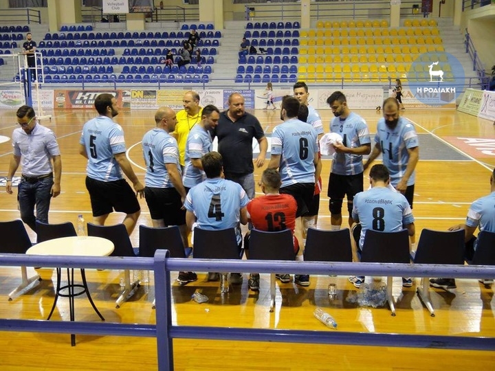 Ο Νίκος Αντωνιάδης με το «Ροδίων» στο κλειστό της Κανήθου ΦΩΤΟ ΒΙΚΤΩΡ
