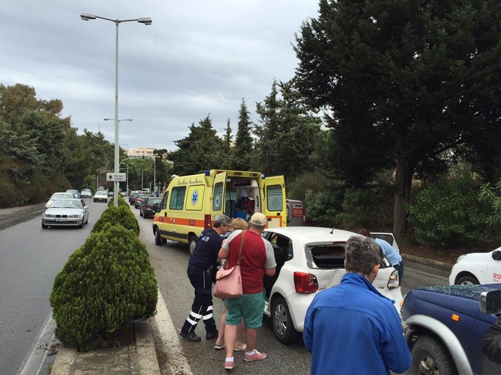 Ένα από τα τροχαία, στο ύψος της διασταύρωσης του Ροδινιού. Στο νοσοκομείο για προληπτικούς λόγους μεταφέρθηκε ζευγάρι τουριστών που επέβαινε στο ι.χ με το δύο  ετών παιδάκι τους.