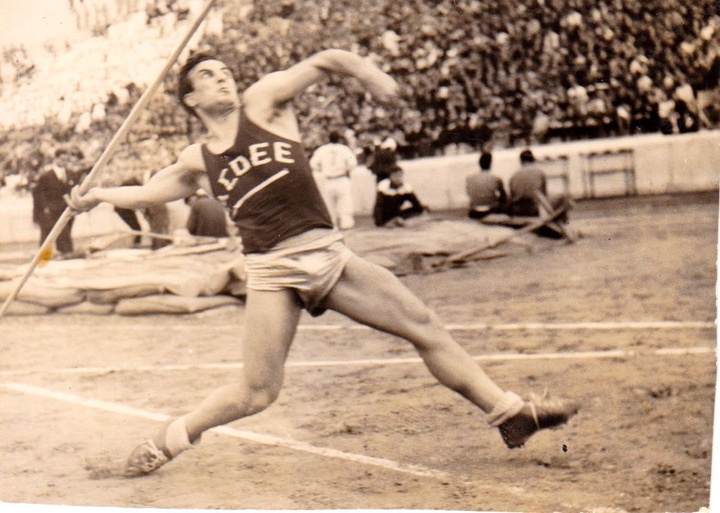 Στο Παναθηναϊκό Στάδιο το 1964 ενώ είναι  Πρωταθλητής Ελλάδος