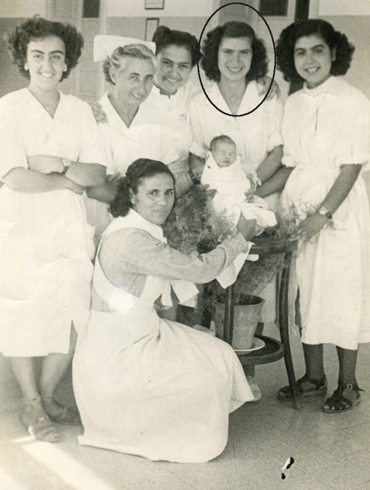 Τελειόφοιτες της Σχολής Μαιών στο Παλιό Νοσοκομείο.  Από αριστερά: Ελεονόρα Θεμελιάδου, Καθολική Περούλη, η Στάσα από την Αθήνα, η Χρυσούλα Ζαγοριανού και η Νεζιφέ η Τουρκάλα. Κάτω: η Γεωργία Δημητρά από τη Σύμη