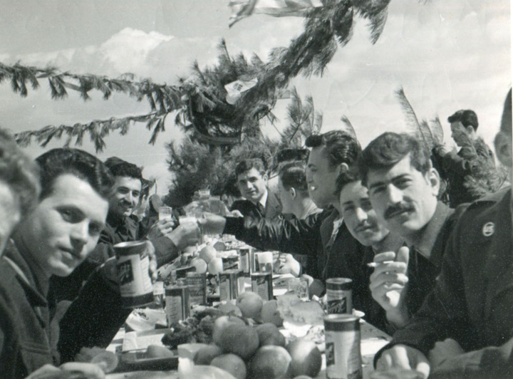 Πάσχα του 1952 στην Κορέα για τους Έλληνες Αεροπόρους (ο πρώτος δεξιά)