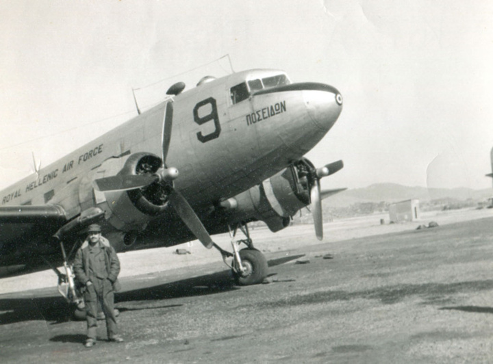 Μπροστά στο αεροσκάφος C-47 Ντακότα με το οποίο επιχειρούσε το ελληνικό σμήνος