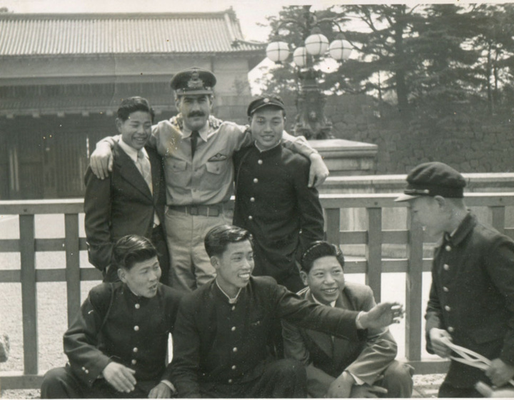 Ώρα ανάπαυλας σε αμερικάνικη βάση της Ιαπωνίας με γιαπωνέζους φοιτητές που λάτρευαν την Ελλάδα