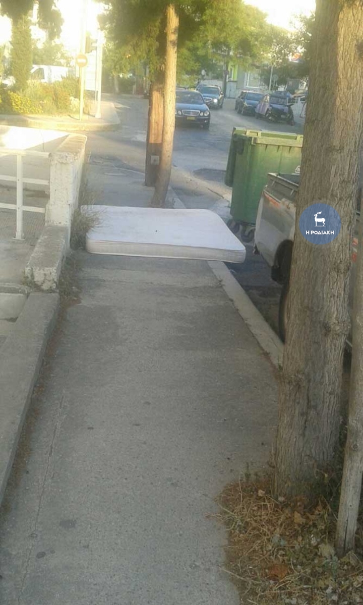Κανείς άλλος εκτός από εμάς τους ίδιους δεν ευθύνεται γι’ αυτό το χάλι που φαίνεται στη φωτογραφία. Οι πολίτες οφείλουν να αναλάβουν τις ευθύνες τους.