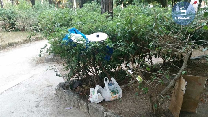 Το... μεσημεριανό φαγητό, έτοιμο σε κατσαρόλα(!) επάνω στους θάμνους, σε ένα από τα πιο κεντρικά πάρκα της πόλης μας! Η κατάσταση πάει από το κακό στο χειρότερο