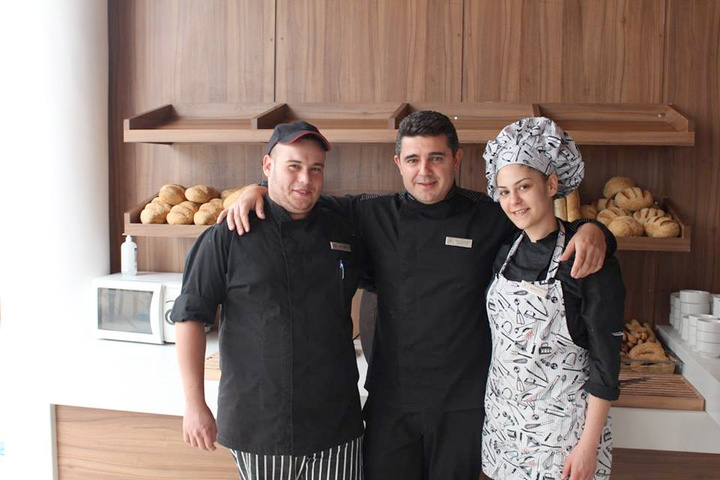 Οι σπουδαστές του τμήματος Ζαχαροπλαστική -Αρτοποιΐα  με τον Chef και καθηγητή της σχολής μας στο ξενοδοχείο Lindos Royal!