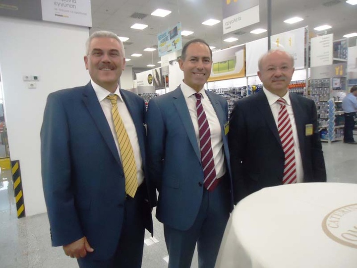 Από αριστερά: Ο περιφερειακός διευθυντής πωλήσεων Κ. Σωτηρούδης, ο διευθυντής πωλήσεων και ανθρώπινου δυναμικού Ι. Μποζοβίτης και ο γενικός διευθυντής  της Praktiker Hellas Ι. Σελαλματζίδης